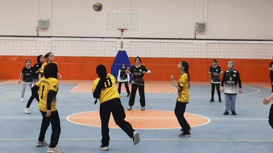 Ortaokul Voleybol Turnuvasında Heyecan Dorukta!