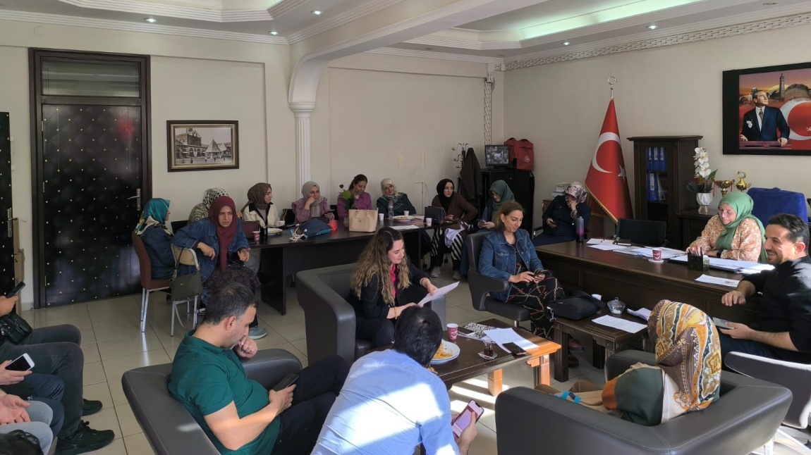 Dün Şehit Halit Gülser Anadolu Kız Lisesi Öğretmenleri Başarı Toplantısı Gerçekleştirdi.