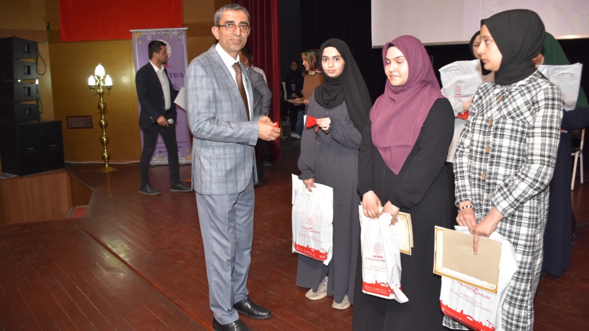 Şehit Halit Gülser Kız Anadolu İmam Hatip Lisesi Öğrencisi Aya Muhammed, Genç Nida Hafızlık Yarışması Bölge Finalinde Birinci Oldu